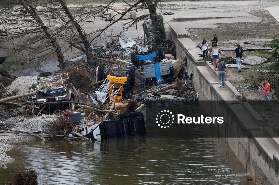 ارتفاع عدد قتلى فيضانات تكساس إلى 43 والبحث مستمر عن المفقودين