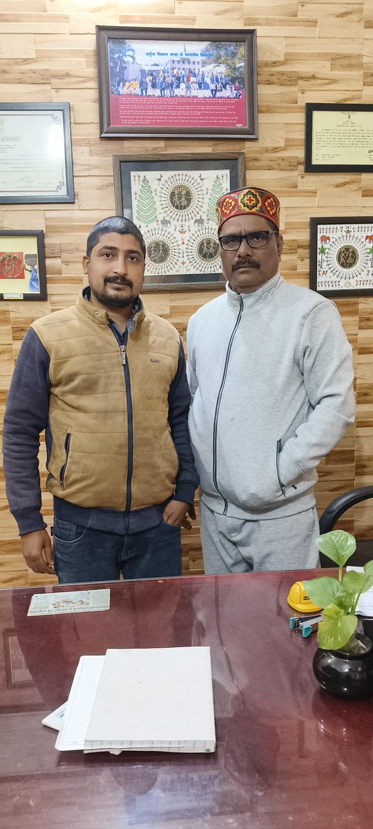 mk457756's tweet photo. सहज सरल प्रभावशाली व्यक्तिव्त के स्वामी झारखंड सरकार के पेयजल स्वक्षता,उत्पाद एवं मद्य निषेध विभाग मंत्री आदरणीय श्री योगेन्द्र प्रसाद जी को जन्मदिन की बहुत-बहुत बधाई एवं शुभकामनाएं.
💐💐💐
@YogendraGomia
#happybirthday @highlight 

#yogendraprasad 
🎉🎂🎁 https://t.co/v9lYowmm2T