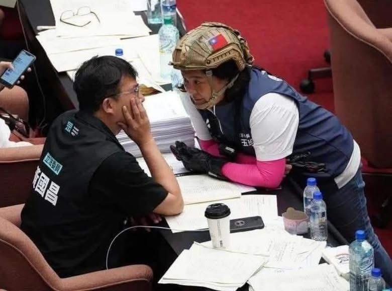 #轉推
📣[請幫忙廣傳]
警告大家：國民黨現在在立法院推一個非常危險的提案！難怪這些藍白惡魔要延長會期。

最近AIT（美國在台協會）才剛提醒大家要準備避難包，結果國民黨這時候竟然提出修法，內容包括：

1/把台灣跟中國的關係，定義成「內戰中的分裂政權」
→