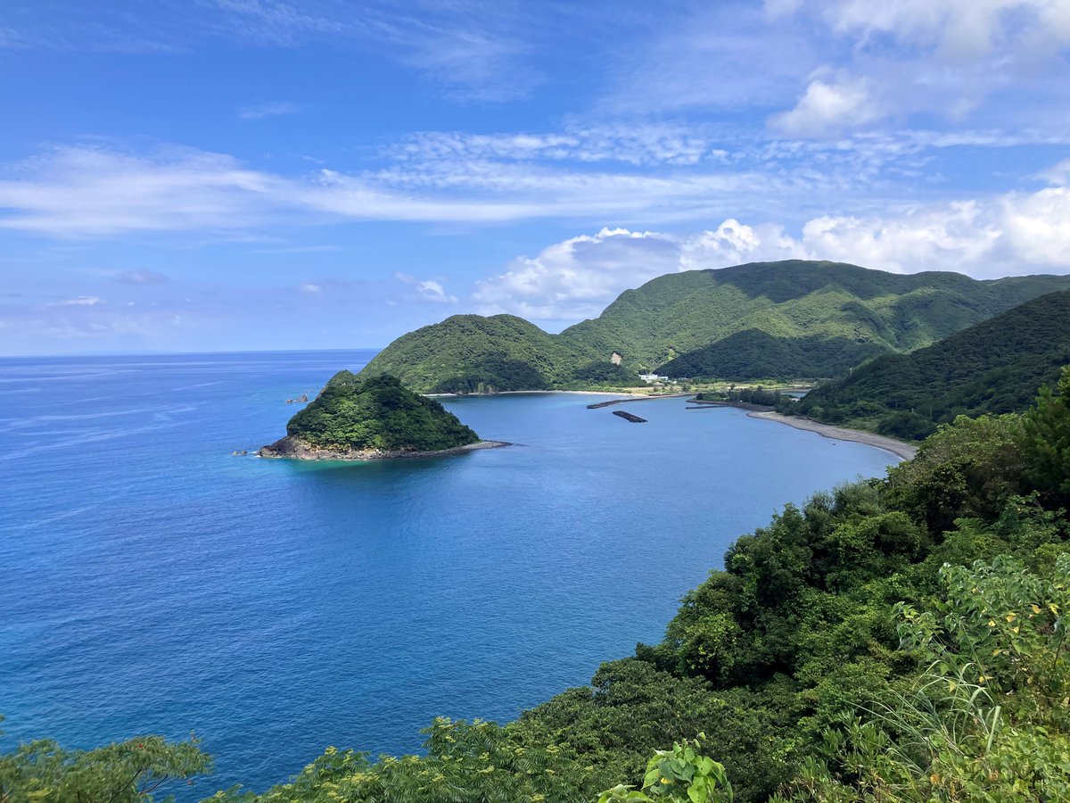 amamioshimawhcc's tweet image. こんにちは。
奄美は梅雨明け以降、晴天が続いています。遺産センターは本日も開館中。
住用町はマングローブが有名ですが、その先に広がる海も魅力のひとつ。先日訪れた集落からは、トビラ島と青い海の景色が広がっていました。
