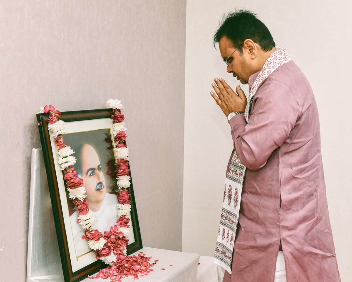 भारत की एकता, अखंडता और सांस्कृतिक राष्ट्रवाद के पुरोधा, भारतीय जनसंघ के संस्थापक अध्यक्ष श्रद्धेय डॉ. श्यामा प्रसाद मुखर्जी जी की जयंती पर आज मुख्यमंत्री निवास पर उनके चित्र के समक्ष पुष्पांजलि अर्पित कर उन्हें भावपूर्ण श्रद्धांजलि दी।