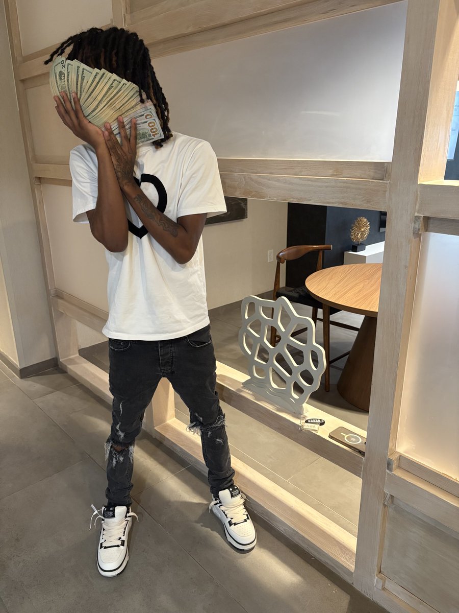 baehelpglew's tweet image. I like expensive stuff wishin them opp nikkas the best ah luck🫶🏽🩸 #CatchUp🏃🏽♂️