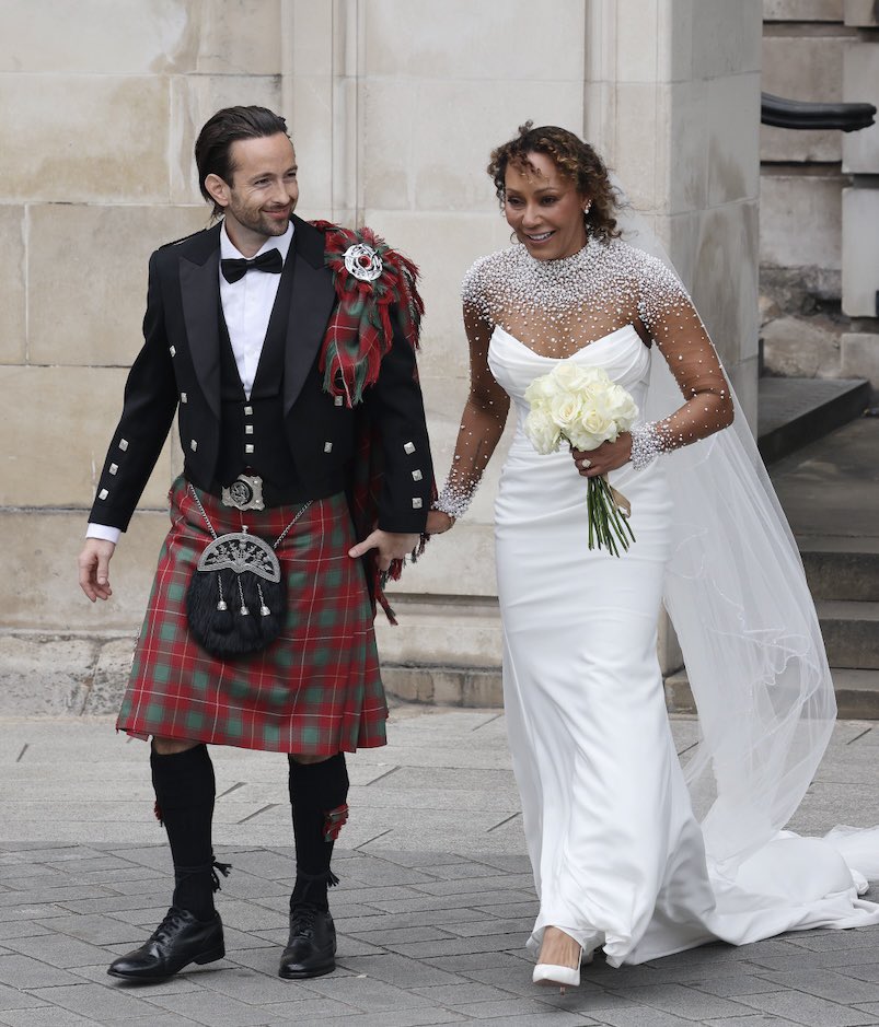 Mel B, вона ж Scary Spice зі Spice Girls (раптом ви не впізнали, бо ми спочатку ні), вийшла заміж за перукаря Рорі МакФі

Для 50-річної Мелані це вже третій шлюб 💍