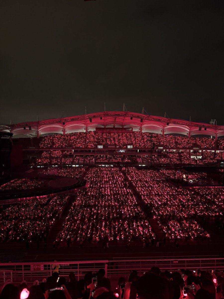 honorslisa's tweet photo. beautiful pink ocean at goyang stadium for deadline tour 💗 https://t.co/usbGXsz34R