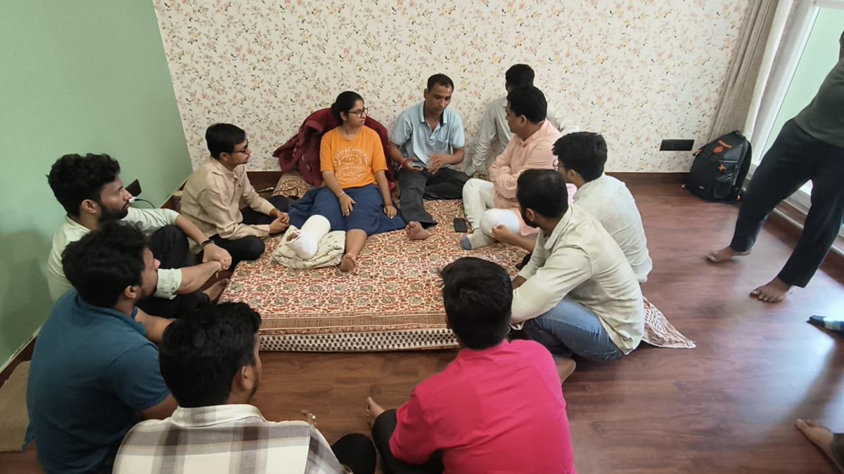 Kapil Mishra (@kapilmishra_ind) on Twitter photo рджрд┐рд▓реНрд▓реА рдХреЗ рд╕реАрдорд╛рдкреБрд░реА рдореЗрдВ рдПрдХ рдорд╣рд┐рд▓рд╛ рдкрддреНрд░рдХрд╛рд░ рд╡ рд╕рд╛рдереА рдкреБрд░реБрд╖ рдкрддреНрд░рдХрд╛рд░ рдХреЛ рдШреЗрд░рдХрд░ рдорд╛рд░рдиреЗ рд╡ рдХреИрдорд░рд╛ рдлрд╝реЛрди рдЗрддреНрдпрд╛рджрд┐ рдЫреАрдирдиреЗ рдХрд╛ рдЧрдВрднреАрд░ рдорд╛рдорд▓рд╛ рд╕рд╛рдордиреЗ рдЖрдпрд╛ рд╣реИ
рдЕрдкрд░рд╛рдзрд┐рдпреЛрдВ рдиреЗ DTC рдмрд╕ рдореЗрдВ рднреА рддреЛрдбрд╝рдлреЛрдбрд╝ рдХреА рд╡ рд╣реЛрдо рдЧрд╛рд░реНрдб рдкрд░ рд╣рдорд▓рд╛ рдХрд┐рдпрд╛
рдмрдЪрд╛рдиреЗ рдХреЗ рд▓рд┐рдП рдЖрдП рдмрд╛рдЗрдХ рд╕рд╡рд╛рд░ рдкрд░ рднреА рд╣рдорд▓рд╛ рдХрд┐рдпрд╛ рдЧрдпрд╛
рдЖрдЬ рд╕реБрдмрд╣ рдореИрдВрдиреЗ рджреЛрдиреЛрдВ рдкреАрдбрд╝рд┐рдд рджрд┐рд▓реНрд▓реА рдХреЗ рд╕реАрдорд╛рдкреБрд░реА рдореЗрдВ рдПрдХ рдорд╣рд┐рд▓рд╛ рдкрддреНрд░рдХрд╛рд░ рд╡ рд╕рд╛рдереА рдкреБрд░реБрд╖ рдкрддреНрд░рдХрд╛рд░ рдХреЛ рдШреЗрд░рдХрд░ рдорд╛рд░рдиреЗ рд╡ рдХреИрдорд░рд╛ рдлрд╝реЛрди рдЗрддреНрдпрд╛рджрд┐ рдЫреАрдирдиреЗ рдХрд╛ рдЧрдВрднреАрд░ рдорд╛рдорд▓рд╛ рд╕рд╛рдордиреЗ рдЖрдпрд╛ рд╣реИ
рдЕрдкрд░рд╛рдзрд┐рдпреЛрдВ рдиреЗ DTC рдмрд╕ рдореЗрдВ рднреА рддреЛрдбрд╝рдлреЛрдбрд╝ рдХреА рд╡ рд╣реЛрдо рдЧрд╛рд░реНрдб рдкрд░ рд╣рдорд▓рд╛ рдХрд┐рдпрд╛
рдмрдЪрд╛рдиреЗ рдХреЗ рд▓рд┐рдП рдЖрдП рдмрд╛рдЗрдХ рд╕рд╡рд╛рд░ рдкрд░ рднреА рд╣рдорд▓рд╛ рдХрд┐рдпрд╛ рдЧрдпрд╛
рдЖрдЬ рд╕реБрдмрд╣ рдореИрдВрдиреЗ рджреЛрдиреЛрдВ рдкреАрдбрд╝рд┐рдд