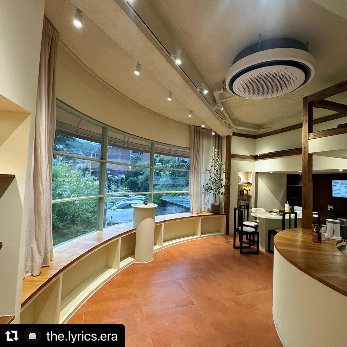 [새로운 교실]
작사의 시대 소식📖💜

#Repost @the.lyrics.era

’작사의 시대‘는 7월부터 새로운 교실에서 수업을 합니다.
평창동 교실 앞 길에서 보이는 북한산 기운을 받아  마음의 문장들을 길어올려보아요.
수업 때는 조동희선생님이 맛있는 커피를 내려드려요_🤍

🖍️문의는 DM으로