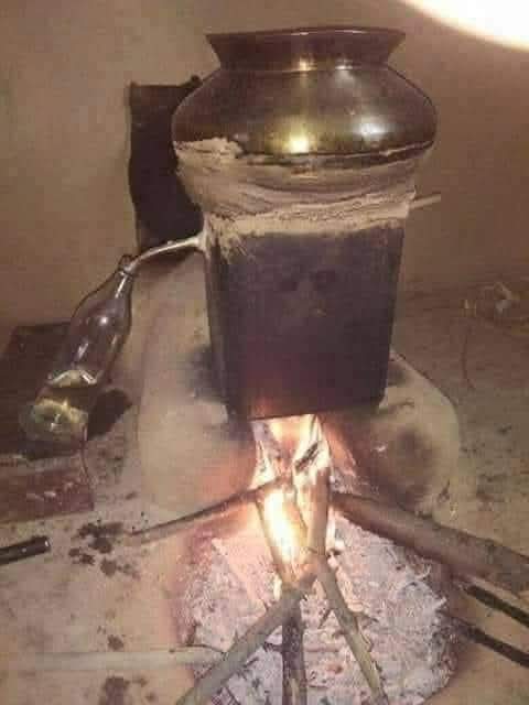 कान में #पिघला_सीसा पेलने के लिये जिस भट्ठी का प्रयोग बाभन लोग करते थे, वह अभी अभी मिली है। 

3000 साल पूर्व इसी भट्ठी का उपयोग करके सीसा गलाते थे। और उसे उनके कानों में पेल देते थे जिसके कारण उनके दिमाग से आज भी धुवां धुवां और हुवाँ हुवाँ निकलता रहता है। 

 उसकी भरपायी हेतु