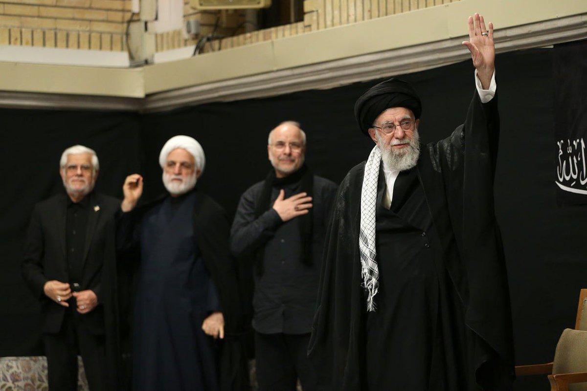 naftonline's tweet image. تصویری از حضور رهبر معظم انقلاب اسلامی حضرت آیتالله خامنهای در حسینیه امام خمینی(ره) و شرکت در مراسم عزاداری شب عاشورای حسینی / ۱۴ تیرماه ۱۴۰۴