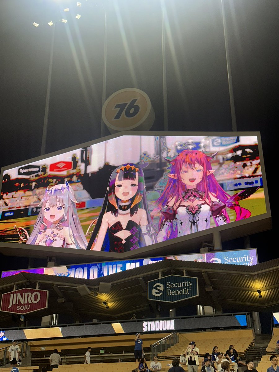 Skoobtart's tweet photo. And finally more pictures of #HoloNight https://t.co/iNxLgetS9k