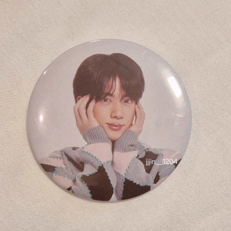 어제 캡슐토이 줄 넘 길어보여서 패스했는데 석지니가 앵콜때 캔뱃지 단거보구 오늘 n판 하구옴...ㅋㅋㅋ 런석진 코인두 넘  귀엽구,,,🥹 가챠 너무 재밌댜..♡ #RUNSEOKJIN_epTOUR_CHIBA #방탄소년단진 #Jin