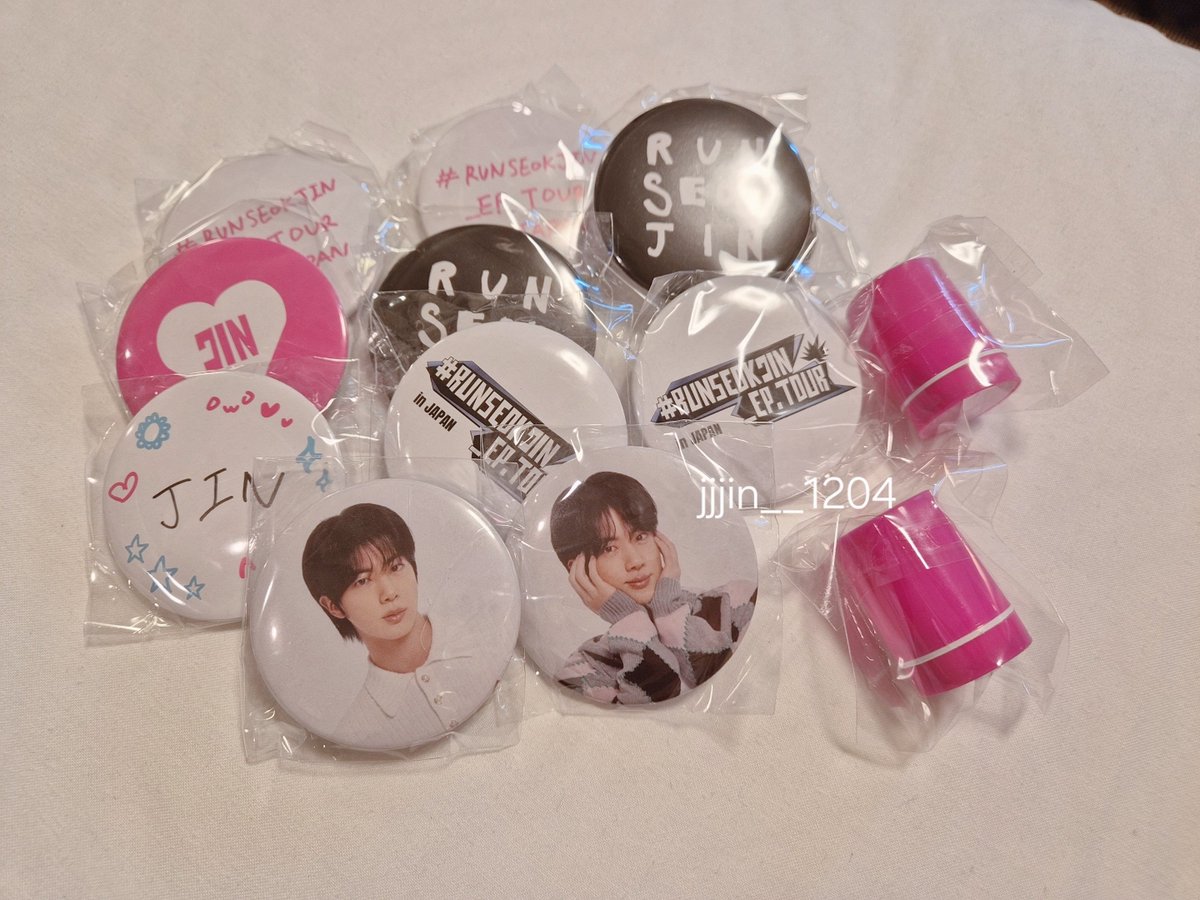 어제 캡슐토이 줄 넘 길어보여서 패스했는데 석지니가 앵콜때 캔뱃지 단거보구 오늘 n판 하구옴...ㅋㅋㅋ 런석진 코인두 넘  귀엽구,,,🥹 가챠 너무 재밌댜..♡ #RUNSEOKJIN_epTOUR_CHIBA #방탄소년단진 #Jin