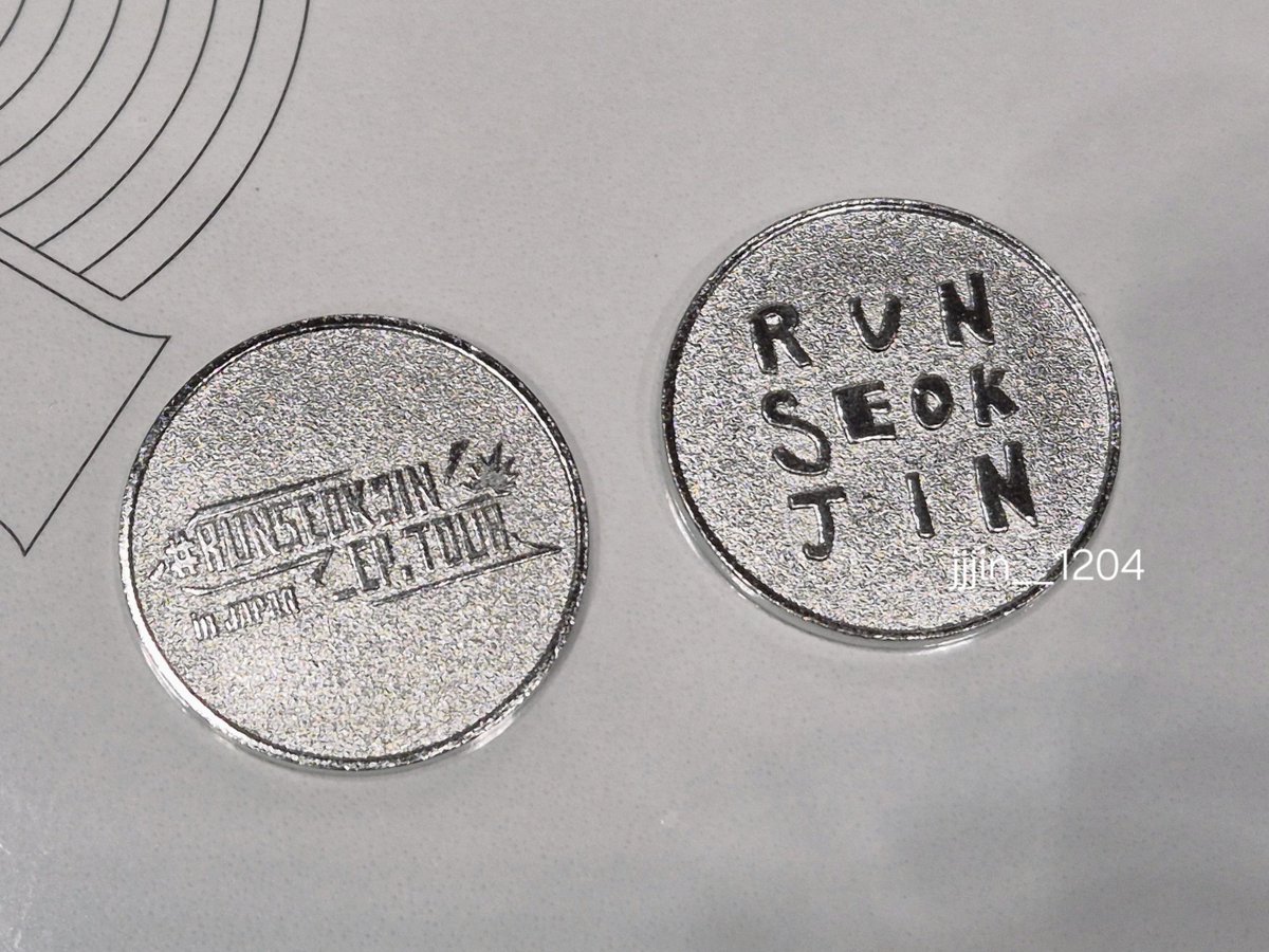 어제 캡슐토이 줄 넘 길어보여서 패스했는데 석지니가 앵콜때 캔뱃지 단거보구 오늘 n판 하구옴...ㅋㅋㅋ 런석진 코인두 넘  귀엽구,,,🥹 가챠 너무 재밌댜..♡ #RUNSEOKJIN_epTOUR_CHIBA #방탄소년단진 #Jin