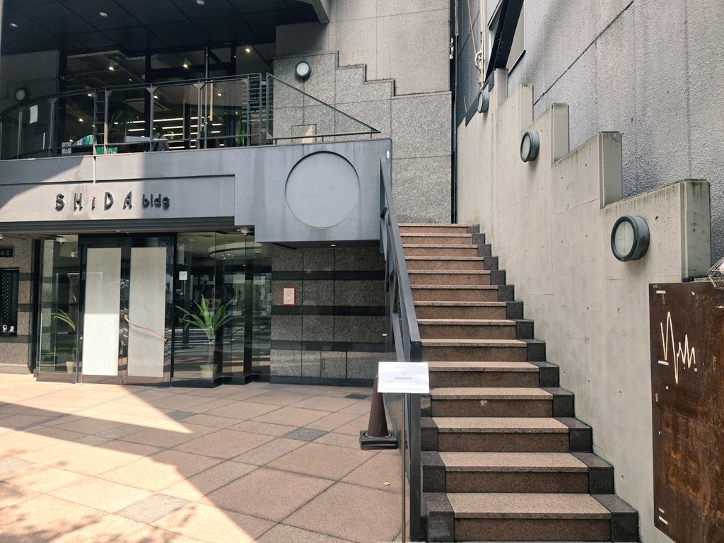 本日15時から#クリエイターズHUBv200 開場です！
場所は池尻大橋すぐのこちらのビル2階です！

暑いので熱中症にお気をつけください！