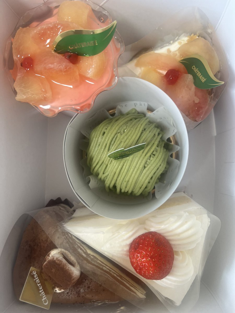 みのりんの誕生日ケーキをホールで買おうと思って、本人と一緒に行ったんだけど。。
違う味をいっぱい食べたいということで普通のケーキを3個買うことに！！
わたしと4歳妹は各1個

昼に一個、夜に二個食べるんだって^_^
なんて堅実なチョイスでしょう笑

12歳誕生日おめでとう🎊

#シャトレーゼ