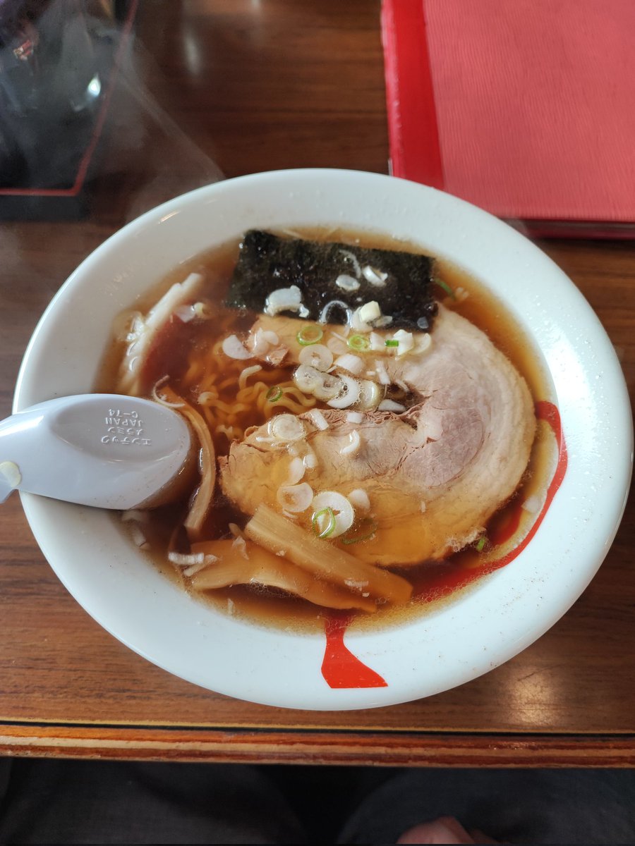 青森県南部町からの帰り道、二戸市の「長瀬屋」さんで「らーめん」を頂きました。煮干と優しい醤油味のスープがとてもホッコリする感じで毎日食べたくなる1品です。流石地元の人気店。県北に用事がある時はまた来ます。美味しかったです。ご馳走様でした。🙏😄😋