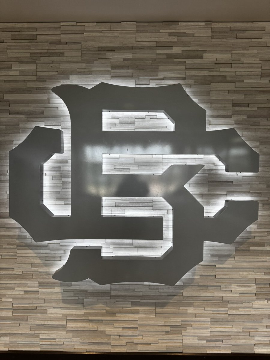 ElijahPres2030's tweet image. Received an invite to the 2025 @CHBS_Football camp and was voted the camp MVP. Thanks for the invite Coach Thomas & Coach Rogers 馃馃槍
@CHBSAthletics
@ThomasMcDaniel4
@AlPopsFootball
@NHRProspects