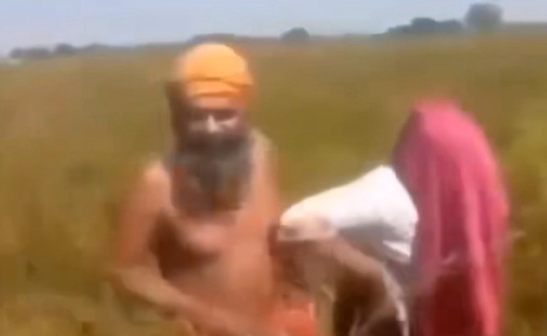 😂 मैं इसकी कड़ी निंदा करता हूं!
बाबा जी की तपस्या भंग करने का अधिकार किसी को नहीं था...
वो 3 घंटे से मोबाइल का चार्जर ढूंढ रहे थे! 🔌📱
मैं ऐसे लोगों की बार-बार निंदा करता हूं! 😤 #FunnyTweet #BabaJi #TapasyaInterrupted