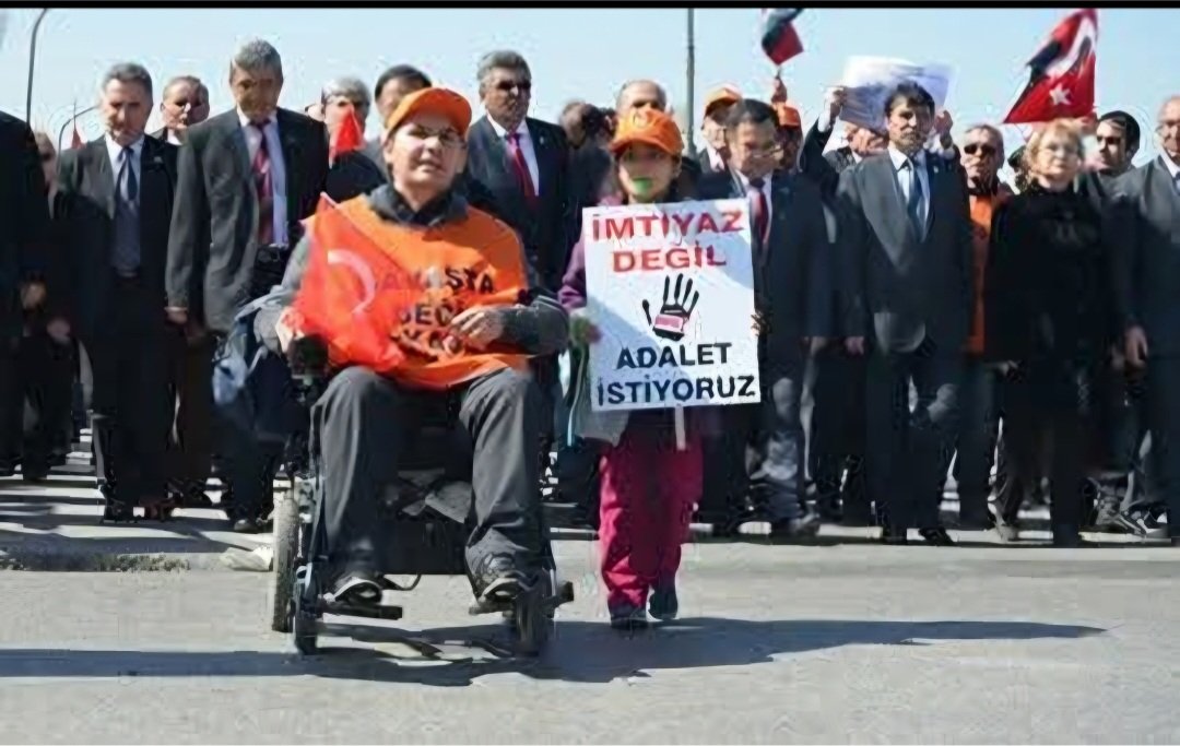 Yürüyecegiz,
Olması gereken hayalimizi gerçeğe dönüştürmek için yürüyecegiz.
Bize karşı ördükleri o kalın duvarları aşmak için yürüyecegiz.
Bizden gibi görünüp yolumuza pusu, arkamızdan çelme atanlara rağmen yürüyecegiz.
Assubaylık layık olduğu yere gelene kadar yürüyecegiz...