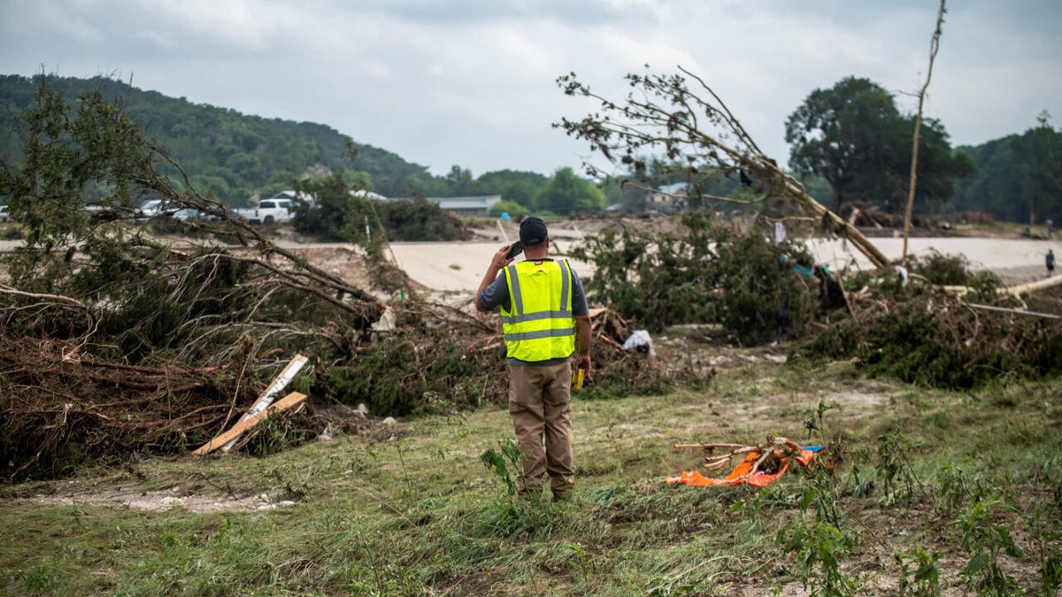 Texas : au moins 50 morts dans les inondations, des dizaines d'enfants toujours portés disparus f24.my/BIM9.x