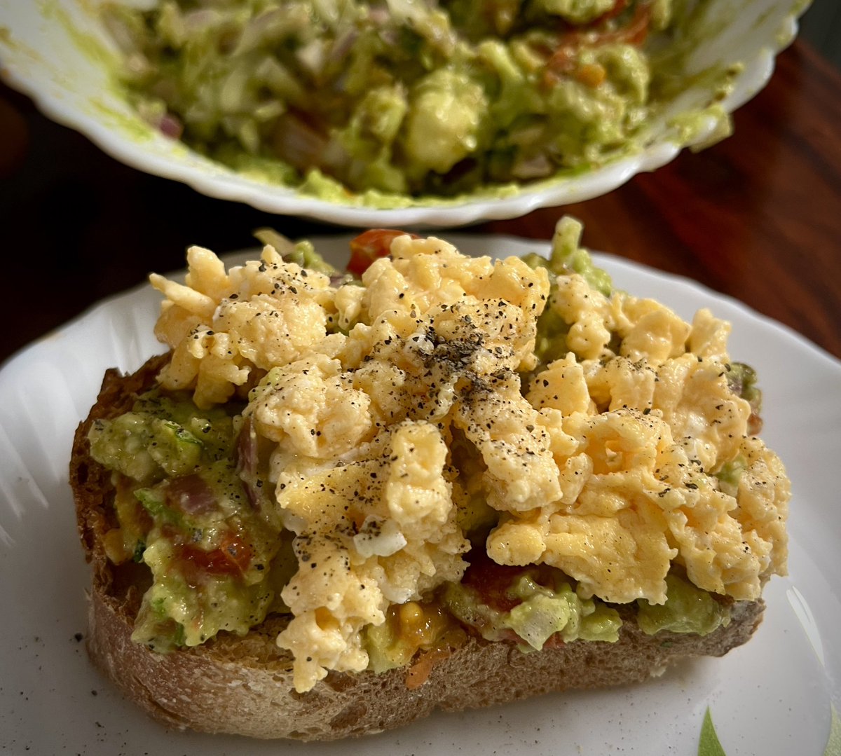 Tweetnitins's tweet image. Avocado 🥑 paste well-spread over a slice of Sourdough 🍞, peppered with scrambled eggs 🥚#sundaybrunch #homemade