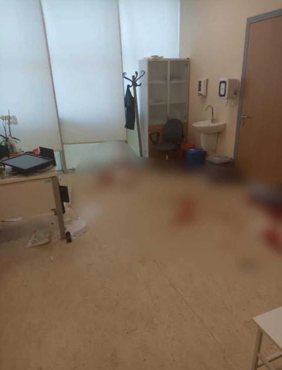 DahiliyeDoktoru's tweet photo. Hepimiz unuttuk…

Bu akan kan hepimizin kanıydı. 

6 yaşından beri gecesi gündüzü çalışmakla geçmiş, 30 yılını çürütmüş insanlara reva görülen muamele maalesef değişmedi... #ekremkarakaya https://t.co/2sPCnocYj0