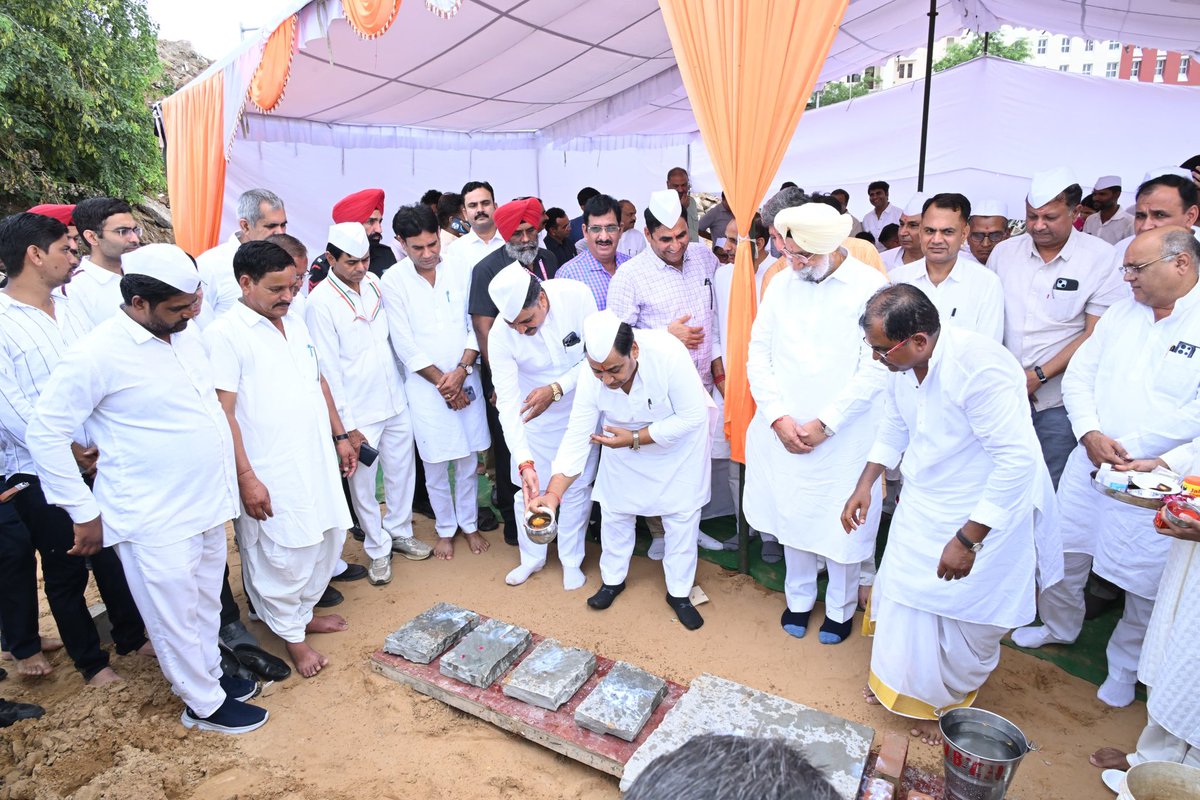 आज जयपुर में राजस्थान प्रदेश कांग्रेस कमेटी के नए 'इंदिरा गांधी भवन' के निर्माण कार्य का विधिवत शुभारंभ किया।

यह भवन जन-जन की सेवा में समर्पित एवं राजस्थान के उज्ज्वल भविष्य का केंद्र बनेगा।

शुभारंभ कार्यक्रम में AICC प्रभारी सुखजिंदर सिंह रंधावा, पूर्व मुख्यमंत्री अशोक गहलोत