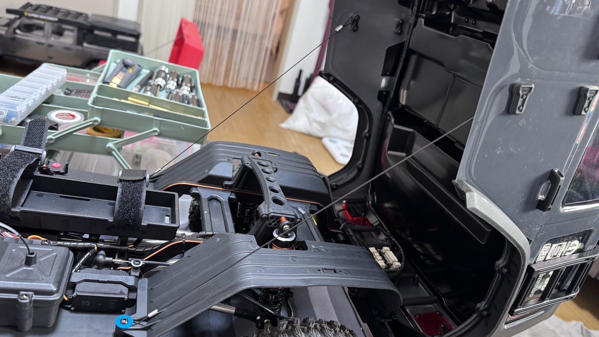 marchan_s2929's tweet photo. MK07で気になっていた、ボディを開けた状態を保持できない問題を解決すべく、ホムセンでワイヤー買ってきました。
ワイヤーで引っ張る感じ。
JK07も同じ構造なので同様に処理した。
バッテリーを繋いだり作業するのに地味に不便だったので、これから作業しやすくなる😊
#Rlaarlo https://t.co/TMM5rRW9pt