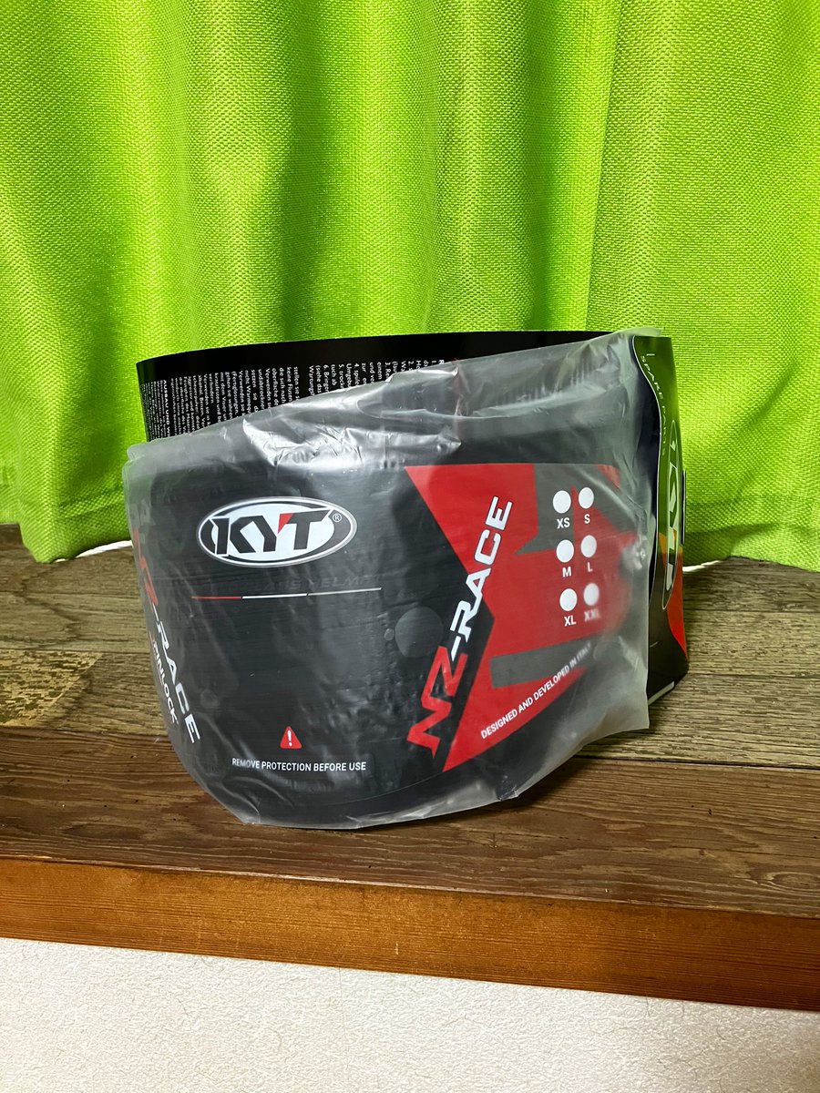 supertarrow's tweet photo. 作業その3(作業？w)
おNewメットのスモークシールドが来たので交換
超絶不器用ゆえにちょっと交換苦労したけど、これで使えます😊
あとはKYTジャパンさんがティアオフシールドを輸入してくれるのに期待😌
#kyt
#nzrace
#スモークシールド原理主義 https://t.co/yhoPOfBFl3