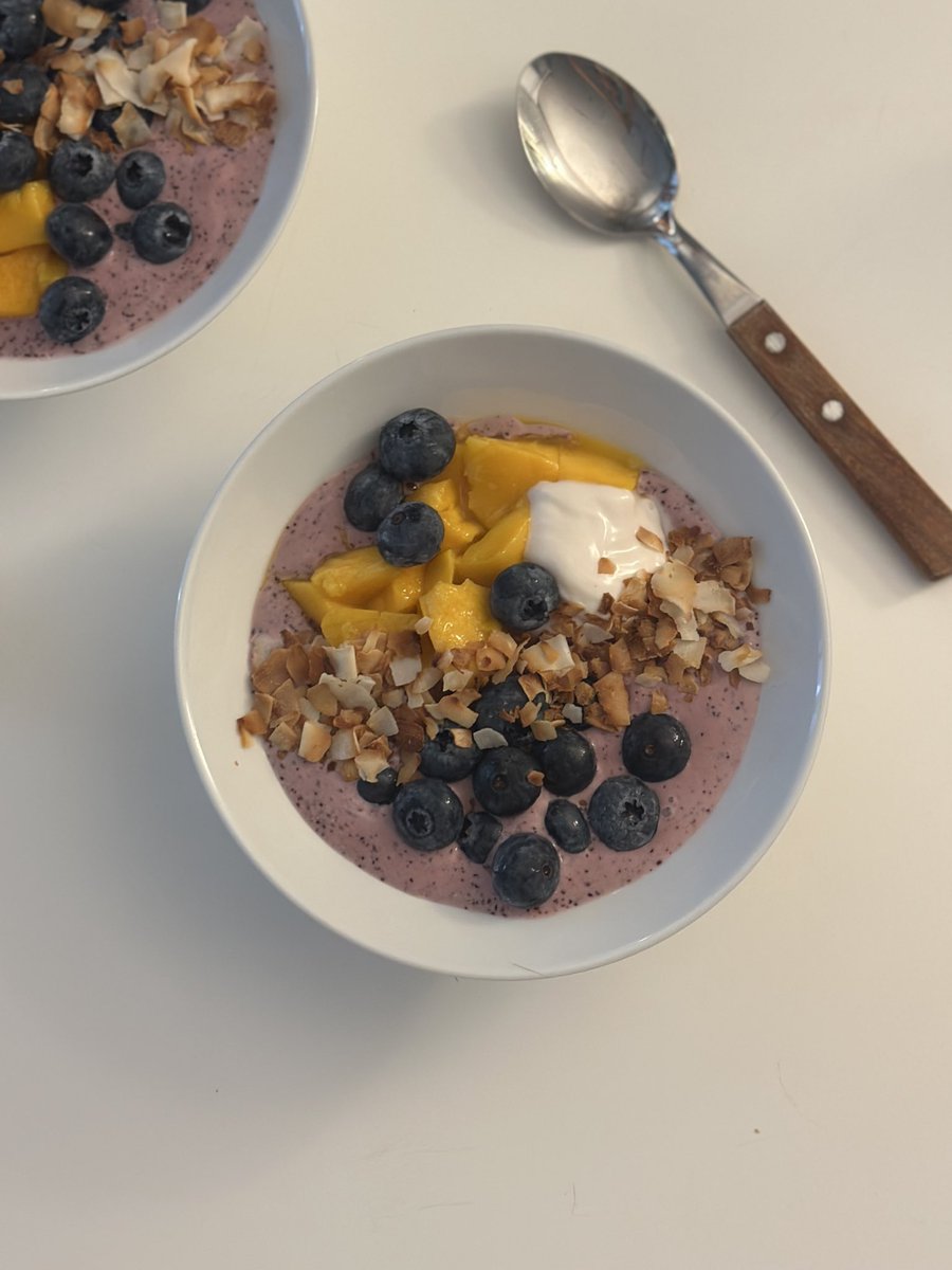 얼린블루베리 1/2컵, 요거트 3-4큰술, 꿀 약간 넣고 갈아 블베 스무디 만들고 그위에 생블루베리 망고 코코넛요거트 한숟가락 추가, 구운 코코넛 플레이크까지