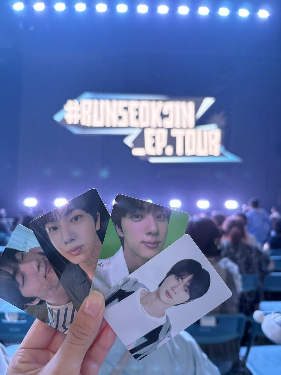 ジンの日本のファンクラブ特典、アルバムラキドロ、ポストカードのビジュ爆発すぎて吐き気する。
#bts #ジン　#ソクジン
#RUNSEOKJIN_epTOUR #RUNSEOKJIN_EP_TOUR_JAPAN #幕張メッセ