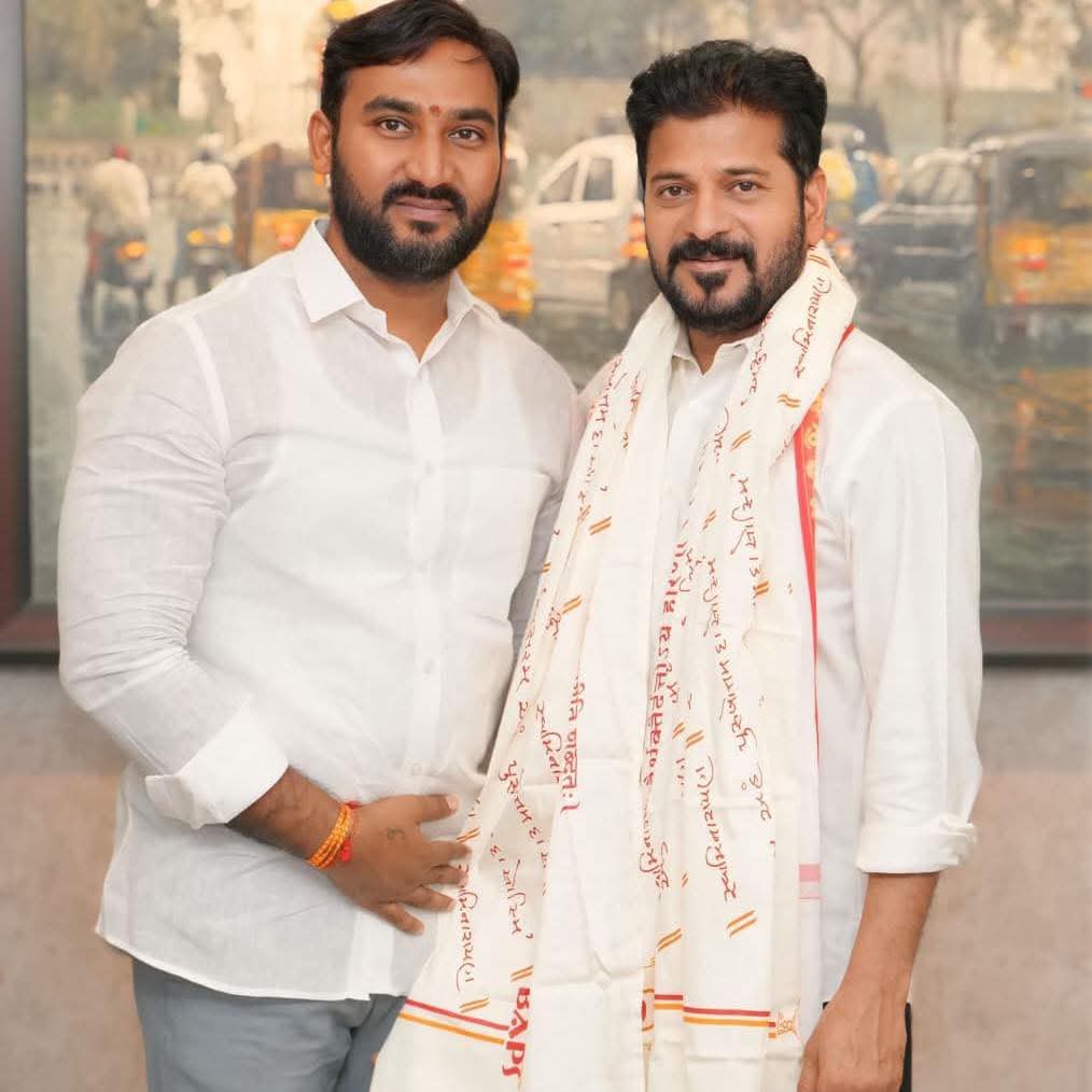 TeluguScribe's tweet photo. పేలుడు పదార్థాలు లభ్యమైన కేసులో.. తెలంగాణ ప్రదేశ్ కాంగ్రెస్ ప్రధాన కార్యదర్శి గడ్డం చంద్రశేఖర్ రెడ్డి అరెస్ట్

నిన్న రాత్రి 10 గంటల సమయంలో ఆయన నివాసంలో అరెస్ట్ చేసిన పోలీసులు

అనంతరం నిజామాబాద్ జైలుకు తరలించిన పోలీసులు

పరారీలో గడ్డం చంద్రశేఖర్ రెడ్డి అన్న గడ్డం సూర్య, గాలింపు చర్యలు చేపట్టిన పోలీసులు

గత రెండు రోజుల క్రితం జిల్లా కేంద్రంలోని కేపీఆర్ కాలనీలో దొరికిన పేలుడు పదార్థాలు లభ్యమైన కేసులో ముగ్గురిని అరెస్ట్ చేసిన పోలీసులు

అరెస్ట్ అయిన వ్యక్తులు.. పేలుడు పదార్థాలైన జిలిటెన్ స్టిక్స్ ఇతర పదార్థాలు గడ్డం చంద్రశేఖర్ వద్ద నుండి తెచ్చినట్టు పోలీసులకు తెలిపినట్టు సమాచారం

ఈ పేలుడు పదార్థాల కేసు విషయంలో లోతుగా దర్యాప్తు చేస్తున్న పోలీసులు