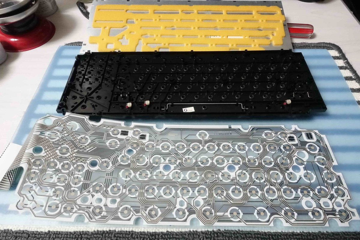 初代A1とA1F等のキータッチが違う件。キーストロークがスプリングなのは同じだけどメンブレンに触れる部分が初代A1はここのサイト(petit-noise.net/blog/junk-msx-…)によるとキートップ裏から生えた細いスプリングで、A1FMはここのサイト(hanihanisayoko.seesaa.net/article/454099…)によるとシート状のスポンジに。なるほど。