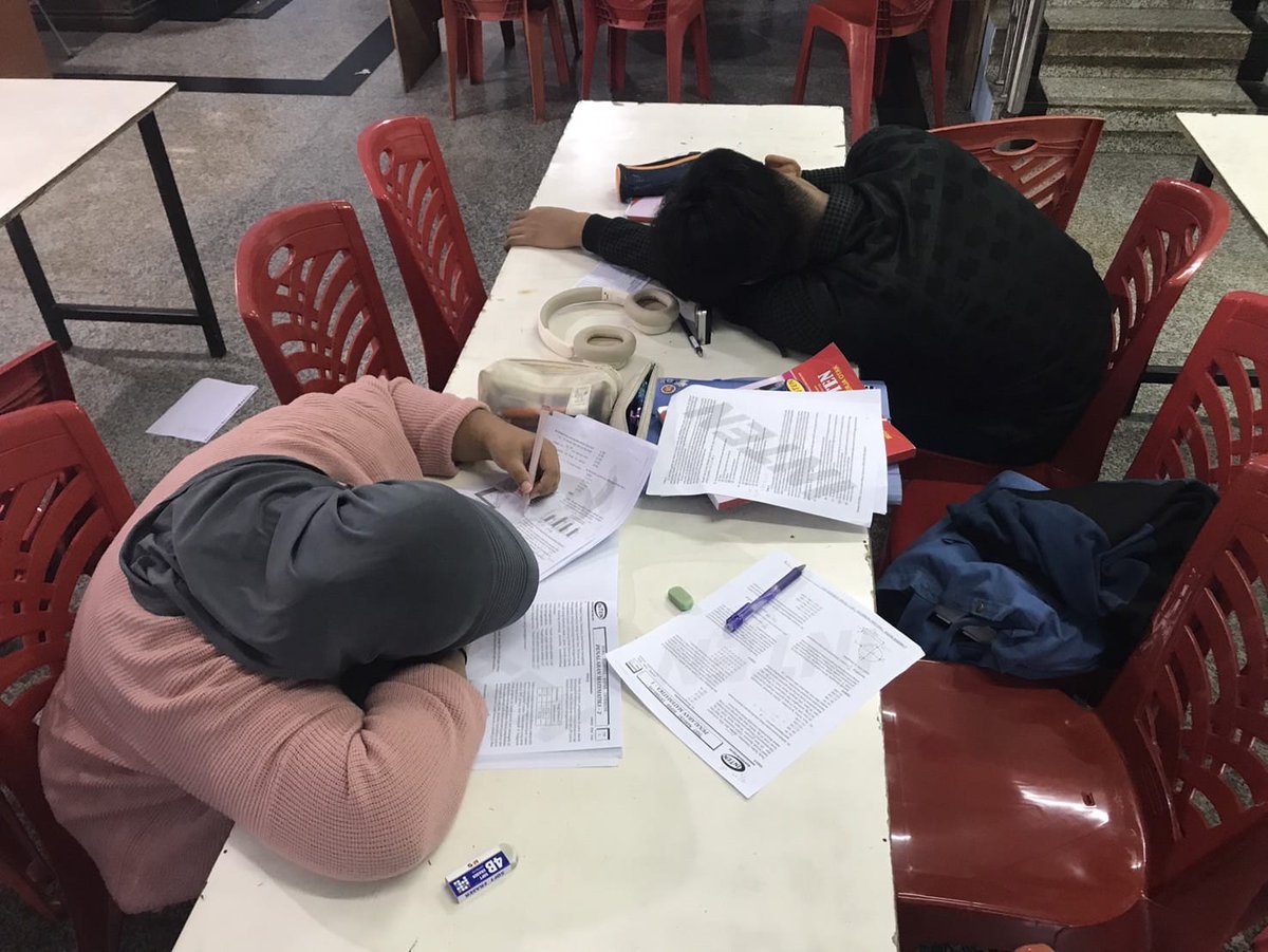 BEMFIKUI_'s tweet image. phiwww h-5 pengumuman simak siapa yang dag dig dug der 😵‍💫🥴🤯 semoga rasa pusing mikirin simak kebayar sama ucapan selamat yhh teman-teman 🥰😍💐🤍

#SIMAKUI #FIKUI #UI