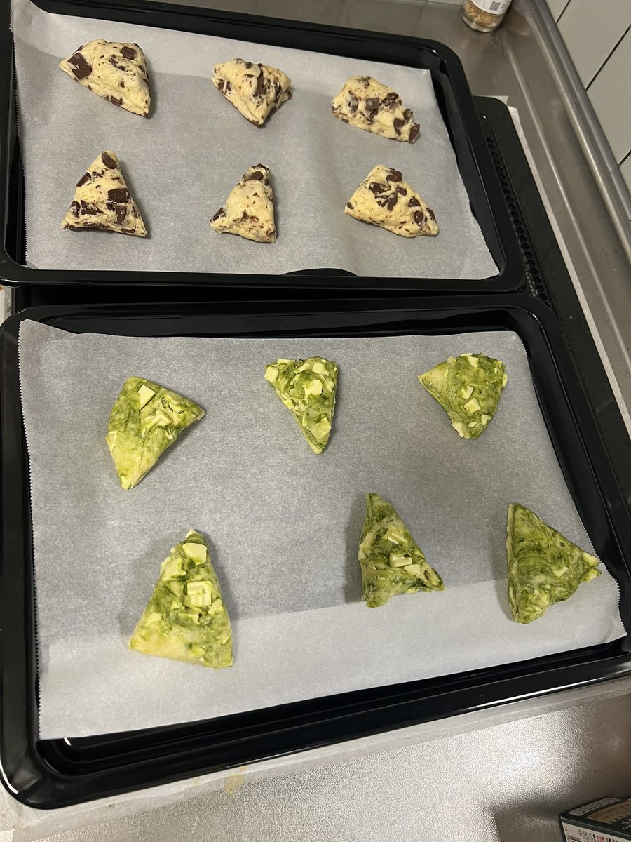 本日のティーパーティのお供を焼くぞ〜
チョコチャンクスコーンはよく作るけど抹茶のホワイトチョコスコーンは初挑戦