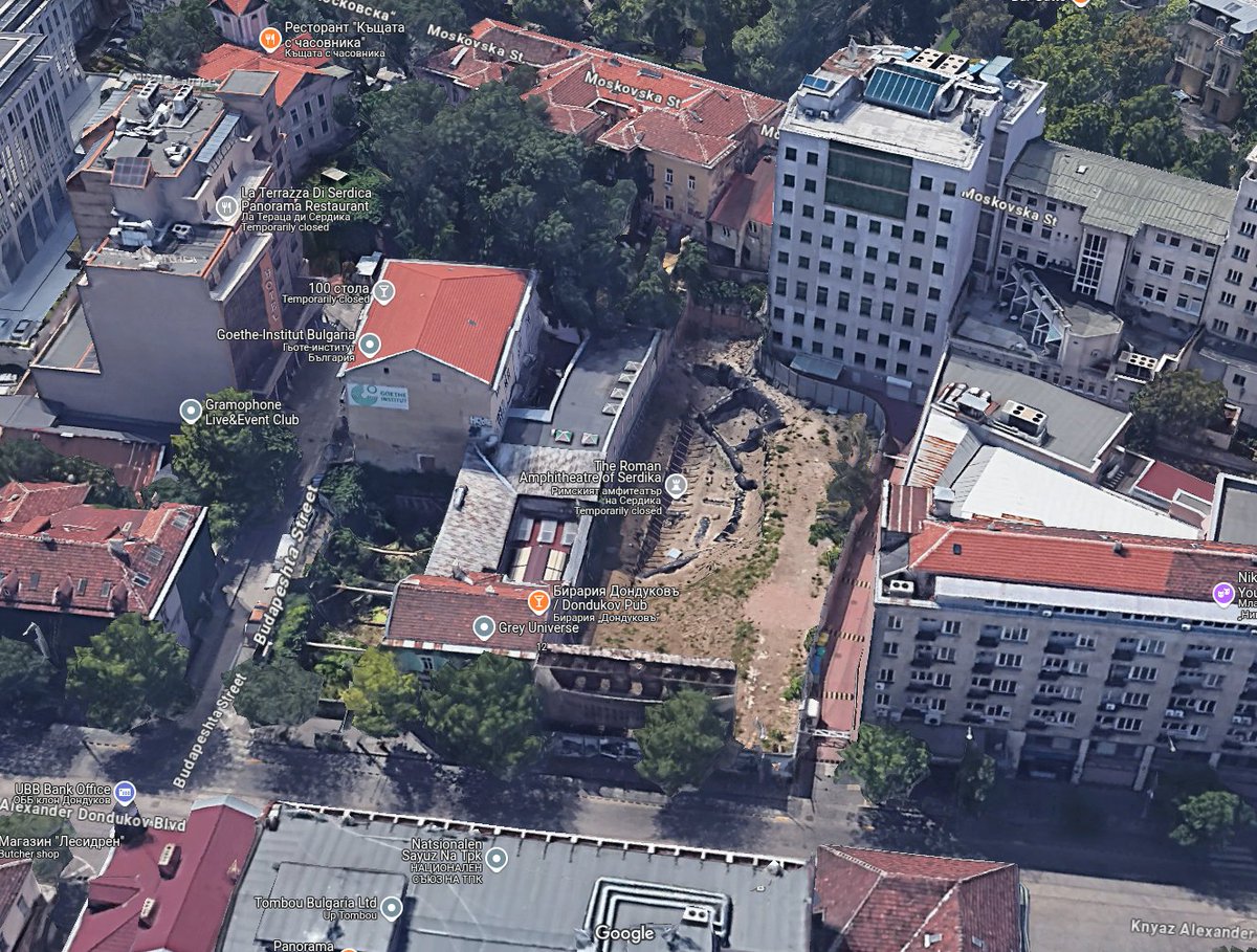 Знаете ли, че София има запазен римски амфитеатър, който е два пъти по-голям от пловдивския? Западната му част се намира се в имот до бул. „Дондуков“ между Младежкия театър и Гьоте Институт, който е собственост на НЕК. Друга част от тази находка се намира под бирария „Дондуков“ и