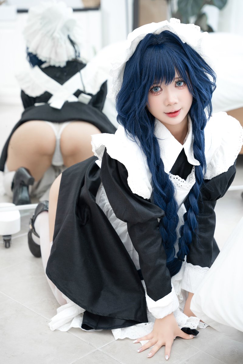 ChanPoppaがメイド姿で尻を突き出し、もう一人のメイドと絡む青髪ツインテール少女、パンツが食い込みエロく Rem (Re:Zero)