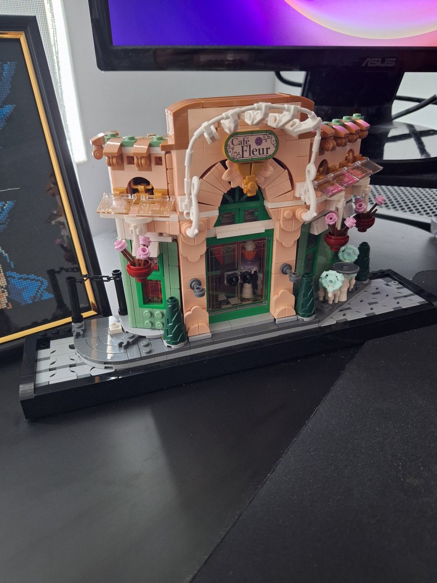S7YLED's tweet image. Been trying to do things to keep my mind busy - built this Lego cafe :)