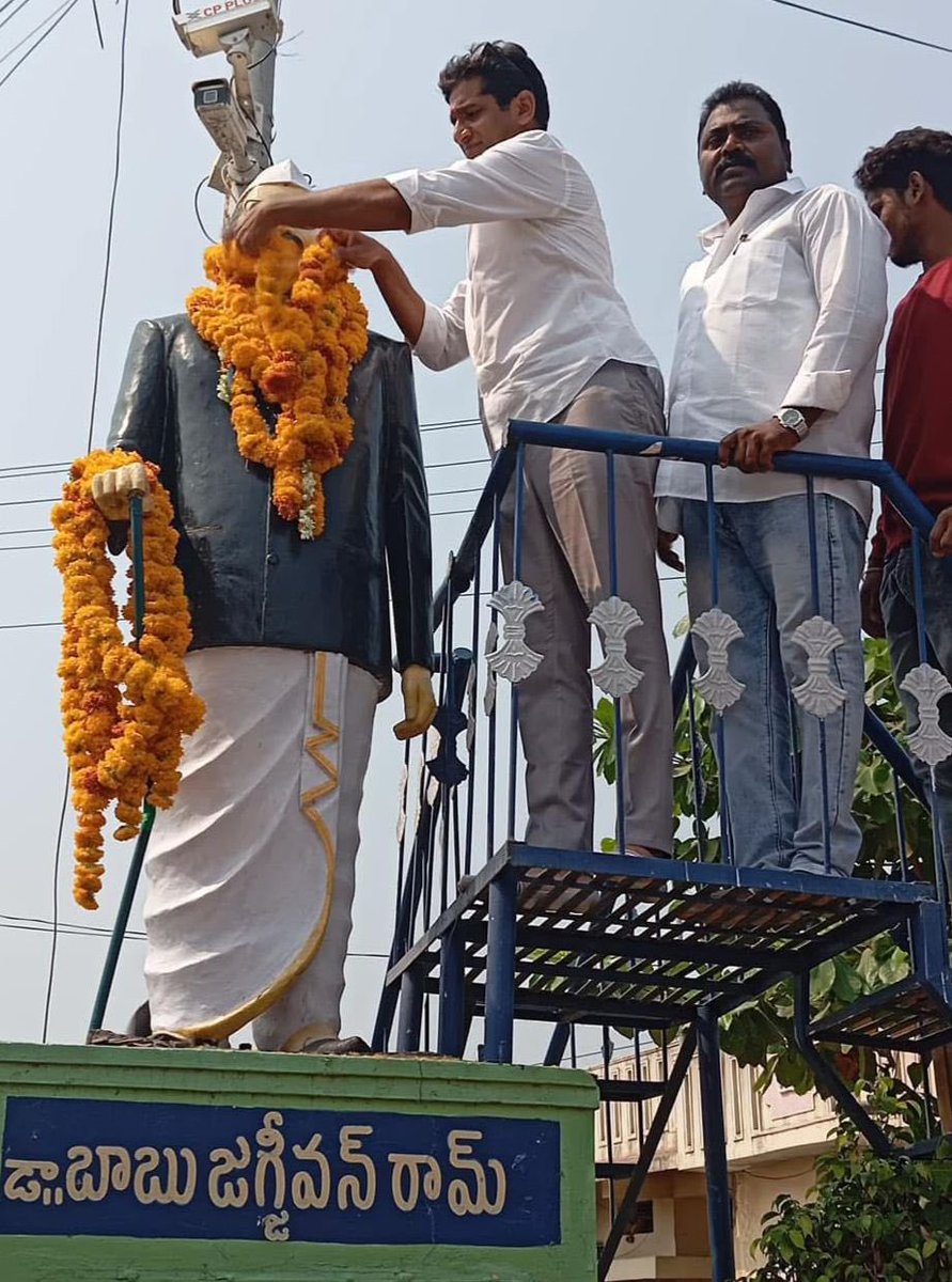 దేశంలో సామాజిక న్యాయ సాధనకు గొప్ప కృషి చేసిన భారత మాజీ ఉప ప్రధాని డాక్టర్ బాబు జగ్జీవన్ రామ్ గారి వర్ధంతి సందర్భంగా వారికి ఇవే మా ఘన నివాళులు 💐<a href="/KTRBRS/">KTR</a> <a href="/BRSparty/">BRS Party</a>
