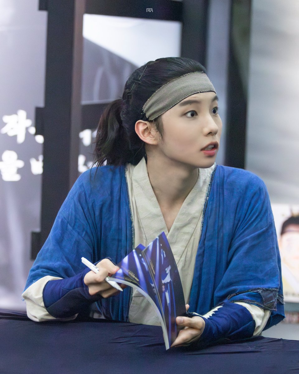 2025.07.01 [스웨그에이지 외쳐,조선!] 사인회
단 | #김서형 

'종이 이만큼 남았어요'