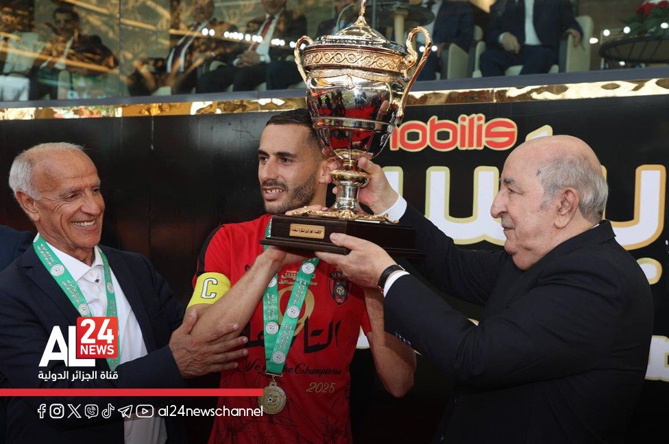 AL24Francais's tweet photo. #En_images: la remise de la Coupe
Le prĂ©sident algĂ©rien Abdelmadjid Tebboune a remis la Coupe dâAlgĂ©rie au champion, l'USM Alger (#ۧŰȘŰۧۯ_ۧÙŰŹŰČۧۊ۱)
#CoupeDAlgérie #USMA #PrésidentTebboune #RemiseDuTrophée #Football https://t.co/Vnp4WDro7p