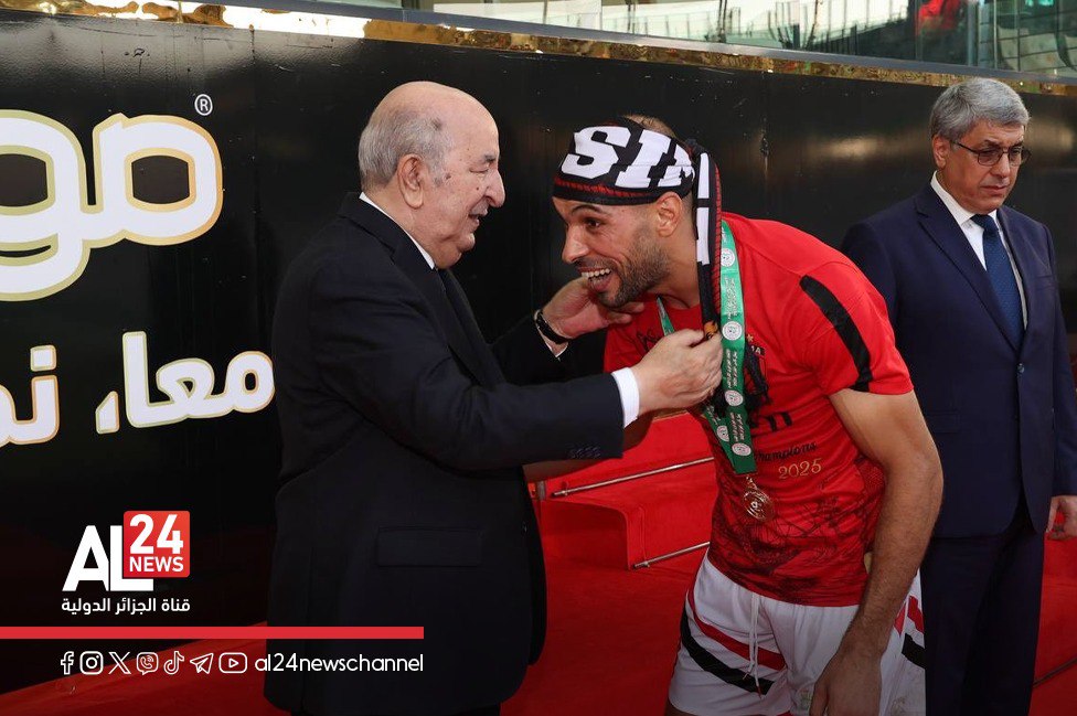 AL24Francais's tweet photo. #En_images: la remise de la Coupe
Le prĂ©sident algĂ©rien Abdelmadjid Tebboune a remis la Coupe dâAlgĂ©rie au champion, l'USM Alger (#ۧŰȘŰۧۯ_ۧÙŰŹŰČۧۊ۱)
#CoupeDAlgérie #USMA #PrésidentTebboune #RemiseDuTrophée #Football https://t.co/Vnp4WDro7p