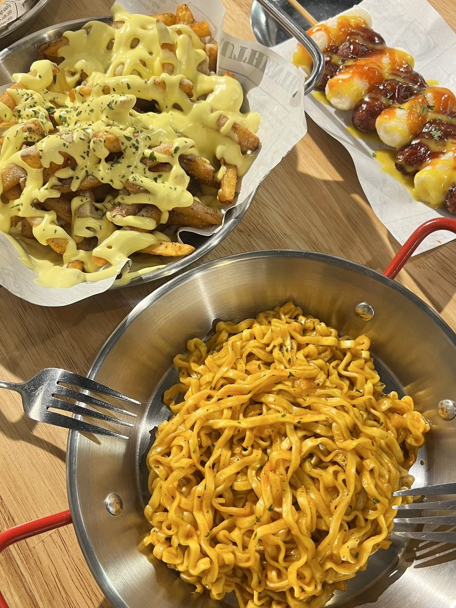 보드게임카페 오면 당연히 까르보불닭 버터갈릭감자튀김 소떡소떡 먹어야지