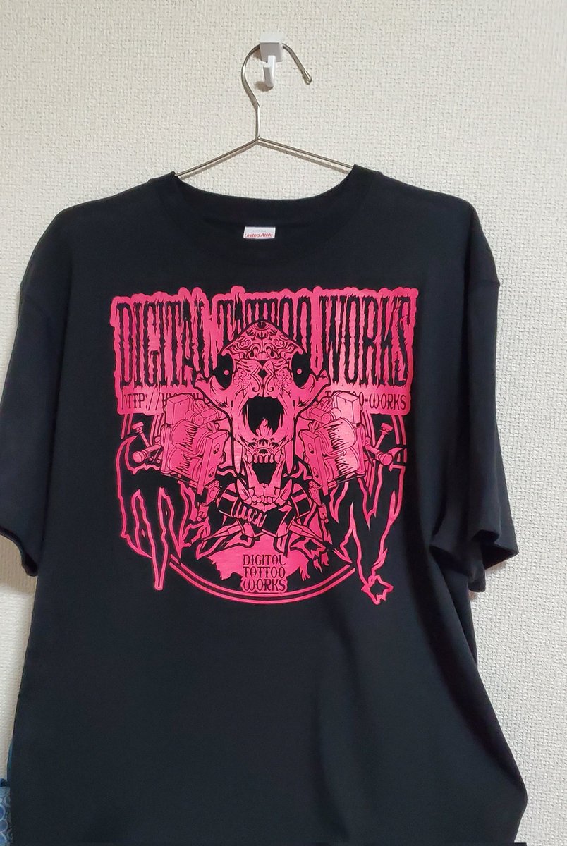 Tkahiiiiiiiiii's tweet image. #デザフェス戦利品
sickさん(@sick_zan)のブースにてステッカー&Tシャツ購入しました。Tシャツは、sickさんが着用していたので欲しくなって購入しました。裏表にデザインされていてカッコ良いです
#デザフェス61