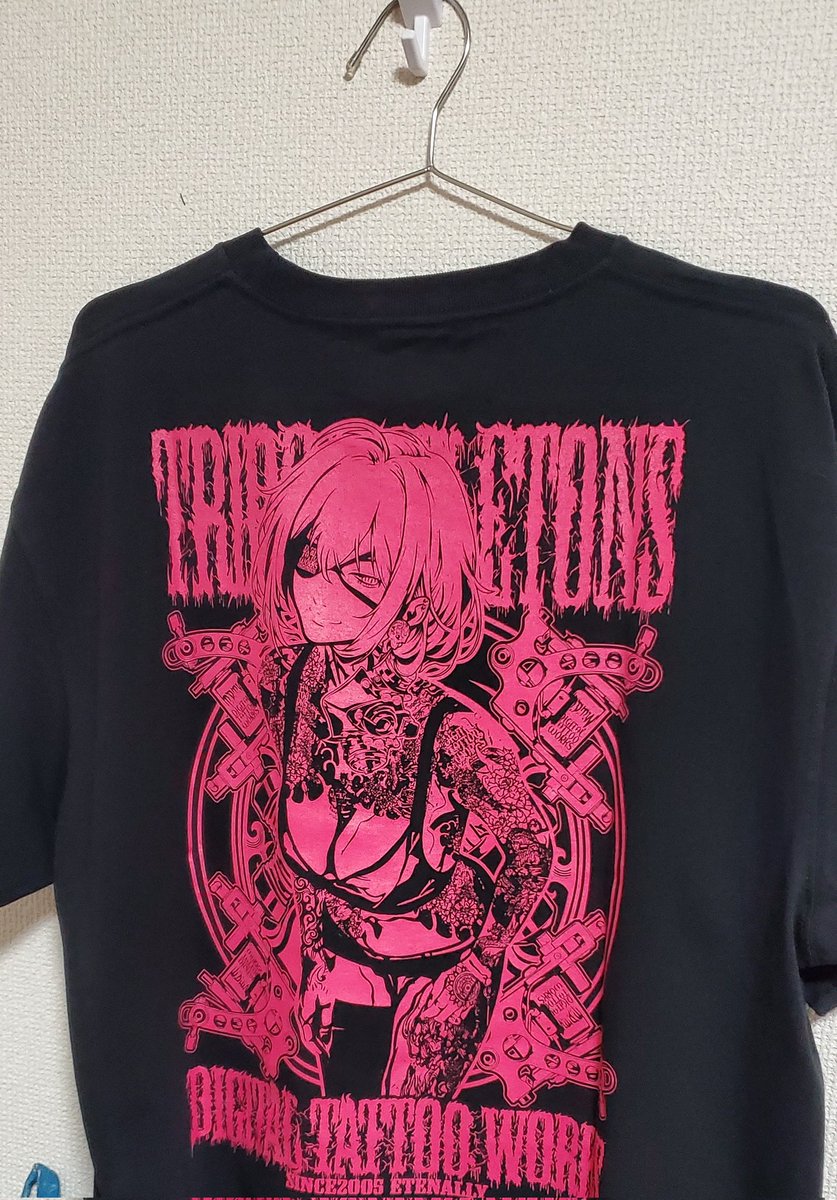 Tkahiiiiiiiiii's tweet image. #デザフェス戦利品
sickさん(@sick_zan)のブースにてステッカー&Tシャツ購入しました。Tシャツは、sickさんが着用していたので欲しくなって購入しました。裏表にデザインされていてカッコ良いです
#デザフェス61
