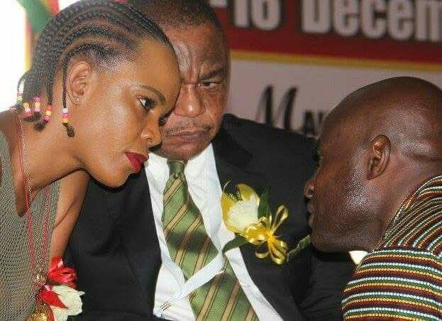 SengezoTshaban's tweet image. Check out General Chiwenga's eye as @TembaMliswa speaks to his wife Marry Chiwenga at Zanu PF's Congress.