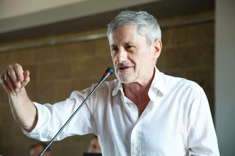 CrazyItalianPol's tweet photo. Incarcerated ex Rome mayor urges pols to visit jails @ansa_english 

Ex Rome mayor Gianni Alemanno is currently serving a short term for influence peddling and illegal party funding

Link: https://t.co/ddDBiA5KHe