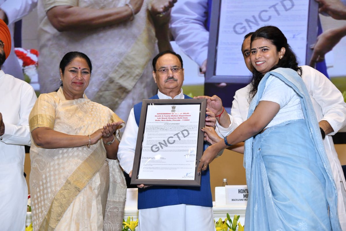 BJP4Delhi's tweet photo. आज विज्ञान भवन में भाजपा के राष्ट्रीय अध्यक्ष एवं केंद्रीय मंत्री श्री @JPNadda और मुख्यमंत्री श्रीमती @gupta_rekha की उपस्थिति में 1,388 नर्सों और 41 पैरामेडिकल कर्मियों को स्थायी नियुक्ति पत्र प्रदान किए गए और साथ ही आयुष्मान भारत पंजीकरण वैन का लोकार्पण किया गया। https://t.co/yE2yL9qYeM