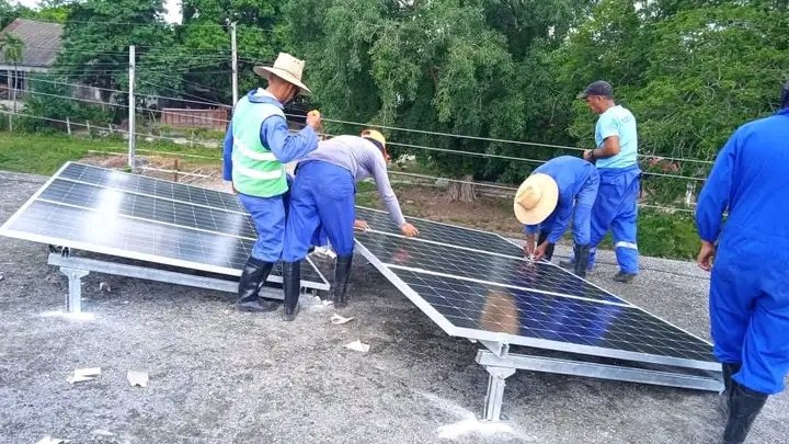Eduardo78084729's tweet photo. Alcanza @cauto55905 autosuficiencia energética . Los resultados del equipo de investigadores de la institución en el proyecto #FRELocal avaló la decisión. ¡Adelante desde la ciencia en pos de la soberanía energética!
#ProvinciaGranma @YudelkisOrtizB  @Universidad_UDG @CubaMES https://t.co/QdX8QP7xKM