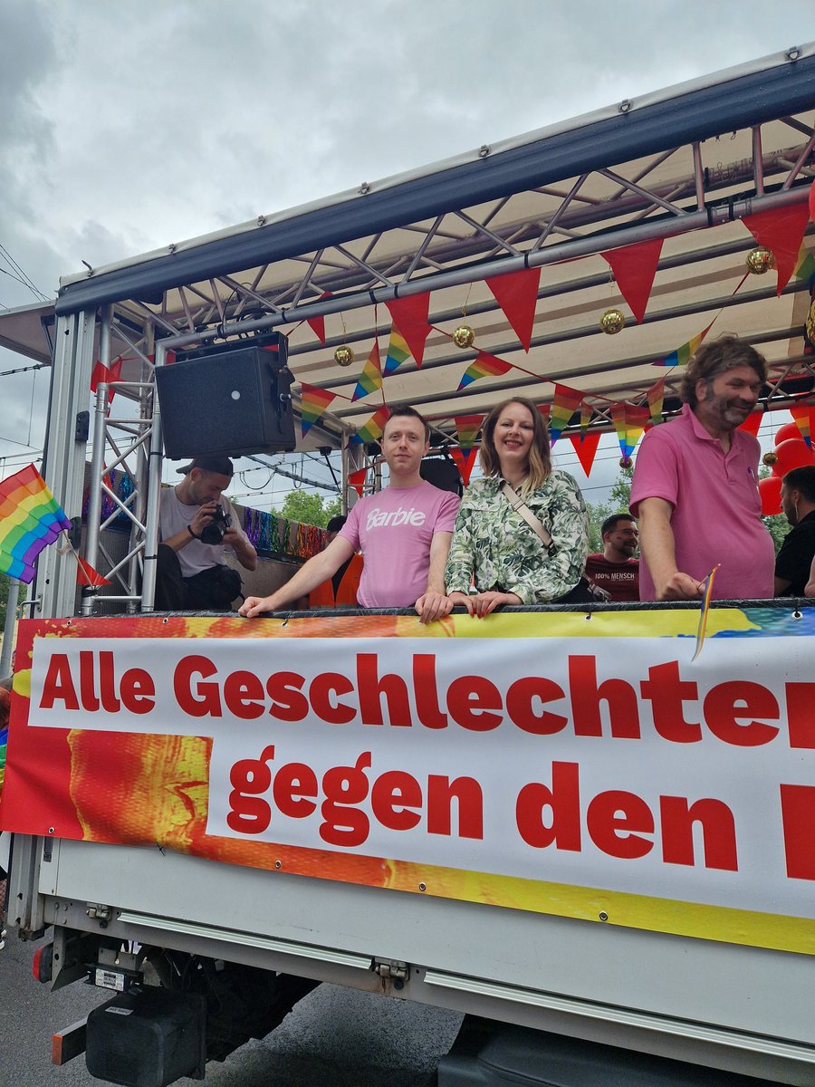 Dominik Goertz (@dominik_goertz) on Twitter photo Sinnbildlich heute den ganzen Tag Regen auf dem #ColognePride. Es prasst der #Hass und die Gewalt auf unsere queere Community. Aber eins steht fest es kommt ein neuer Morgen, eine solidarische Gesellschaft für alle!
<a href="/_lea_li/">Lea Reisner</a> Sinnbildlich heute den ganzen Tag Regen auf dem #ColognePride. Es prasst der #Hass und die Gewalt auf unsere queere Community. Aber eins steht fest es kommt ein neuer Morgen, eine solidarische Gesellschaft für alle!
<a href="/_lea_li/">Lea Reisner</a>