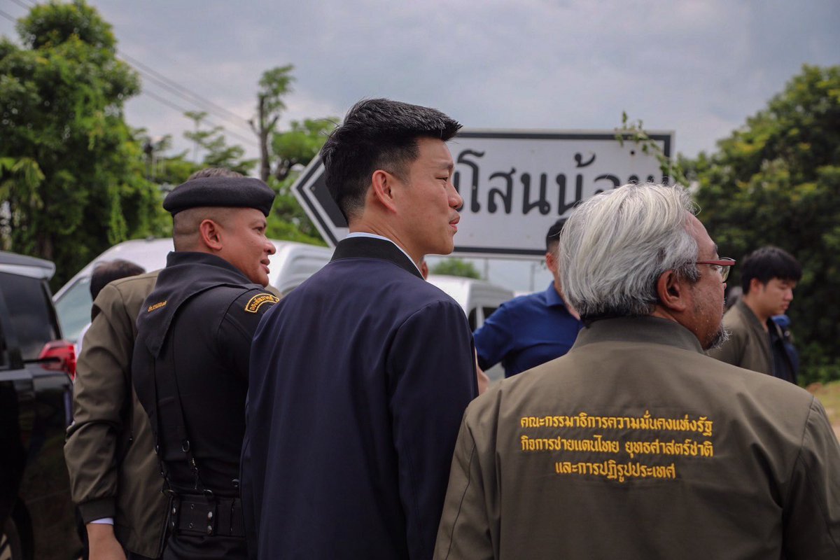 teng_pple's tweet photo. วันนี้ผมติดตาม กมธ.มั่นคงฯ มาที่ อ.อรัญประเทศ จ.สระแก้ว เพื่อเก็บข้อมูลเกี่ยวกับการปราบปรามแก๊งคอลเซนเตอร์กัมพฟุชา ที่มีฐานหลักอยู่ที่เมืองปอยเปต ฝั่งตรงข้ามที่ติดชายแดนประเทศไทยเรา

ทาง กมธ. ได้ดูพื้นที่หน้างาน ที่เชื่อว่ามีความเสี่ยงในการลักลอบข้ามแดนเพื่อไปเข้าร่วมแก๊งคอลเซนเตอร์ทั้งที่สมัครใจและถูกหลอก โดยเป็นช่องทางธรรมชาติ 4 จุด ทางหน่วยงานความมั่นคงได้นำรั้วลวดหีบเพลงมาวางตลอดแนว 6.3 กิโลเมตร และมีการติดตั้งกล้องวงจรปิด แต่ก็ยังไม่เพียงพอและไม่ครอบคลุมทั้งหมดอยู่ดี

ทางผมได้เสนอแนะว่าในปัจจุบันนั้น แทนที่เราจะนำงบประมาณหลักร้อยล้านบาทมาทำแค่กำแพงกั้นซึ่งก็อาจจะป้องกันการลักลอบข้ามไม่ได้ด้วย มาเป็นการติดตั้งเสาเซนเซอร์ตลอดแนวชายแดน โดยใช้เทคโนโลยีกล้อง เซนเซอร์ หรือเทคโนโลยีอื่นๆ ร่วมกับการใช้ AI มาเก็บข้อมูล ประมวลผล และส่งข้อมูลเข้าส่วนกลางเพื่อติดตามตรวจสอบการลักลอบข้ามแดนผิดกฎหมาย น่าะมีประสิทธิภาพมากกว่าการสร้างกำแพงกั้นตลอดแนวชายแดนอย่างเดียวโดยไม่สามารถติดตามตรวจสอบได้เลย โดยเทคโนโลยีนี้ก็มีตัวอย่างการใช้งานจริงแล้วที่ประเทศโปแลนด์
